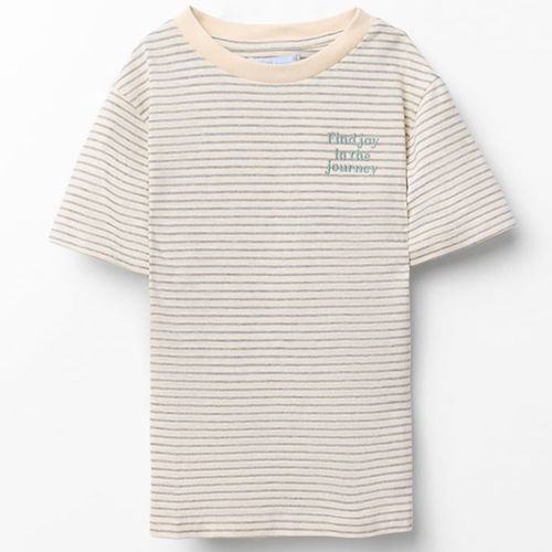 Camiseta blanca rayada para niño