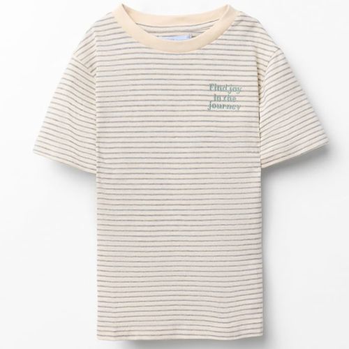 Camiseta blanca rayada para niño