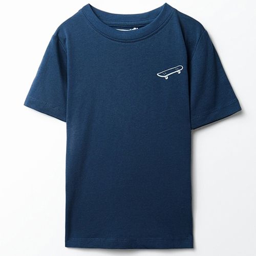 Camiseta azul estampada con patineta para niño