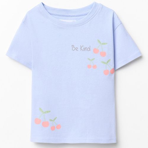 Camiseta celeste con estampado de cerezas para niña