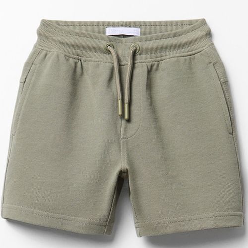 Short verde con cordón ajustable para niño