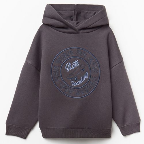 Suéter gris con capucha y bordado para niño