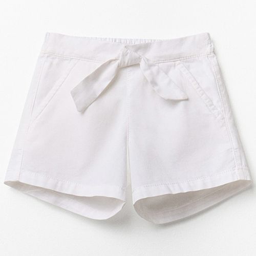 Short blanco con lazo decorativo para niña