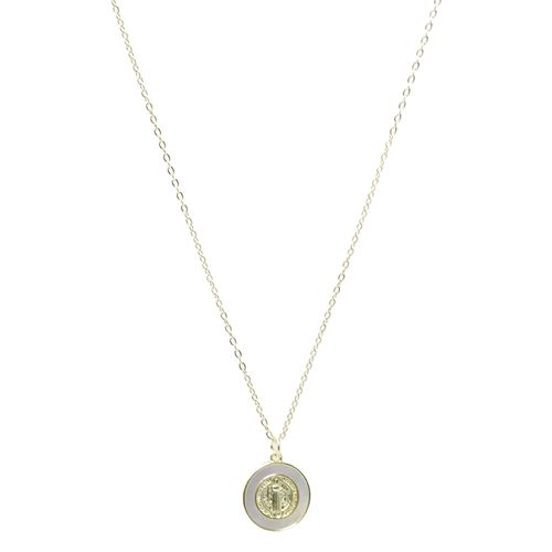 Cadena para mujer con dije redondo de San Benito en nácar y latón chapado en oro de 18K