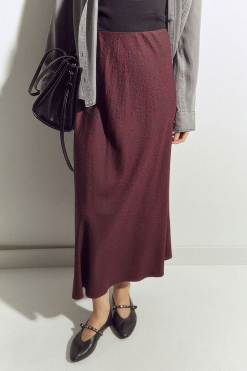 Falda midi color vino con puntos negros