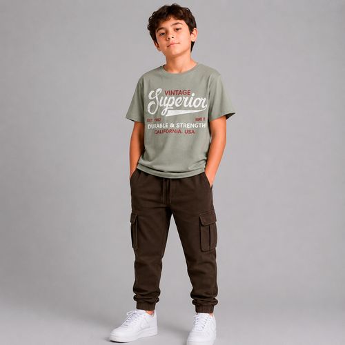 Camiseta verde con estampado tipográfico para niño