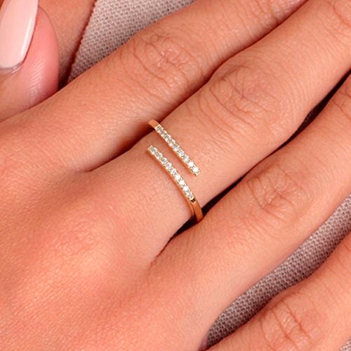 Anillo de brass con zirconias dorado