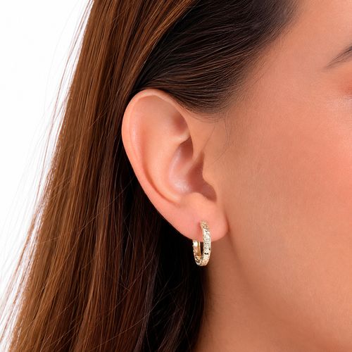 Argollas de 25 mm texturizadas con cierre tipo clic en dorado para mujer