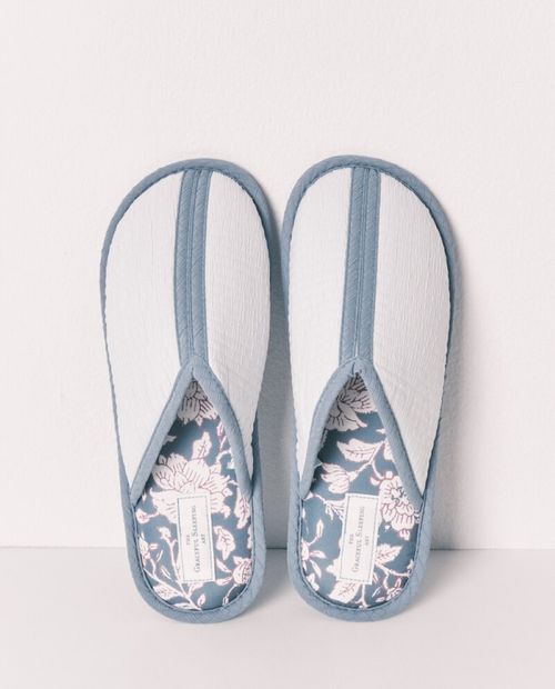 Pantuflas blancas con detalles celestes para mujer