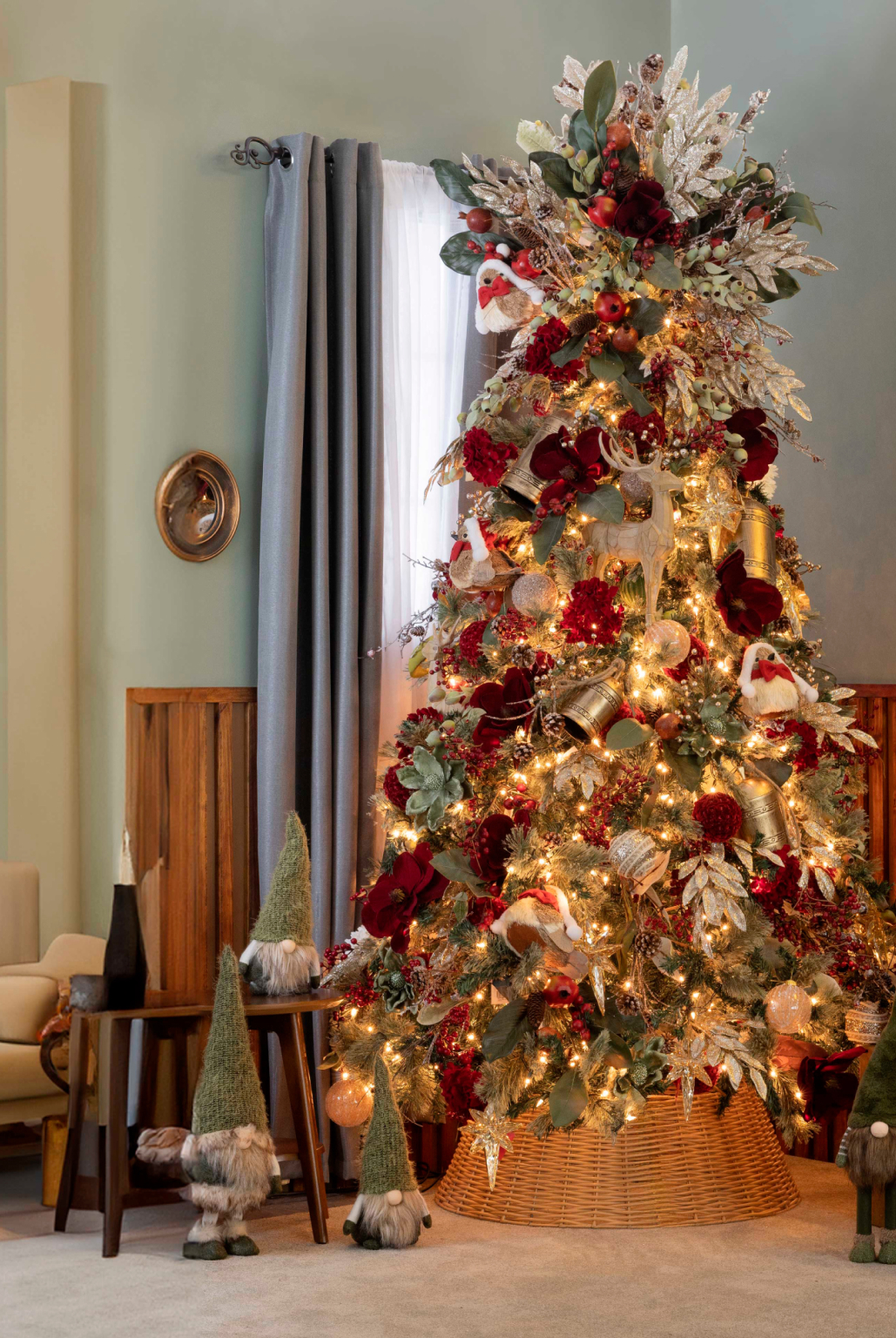 Decoración navideña Berry Christmas con árbol rojo y dorado en sala moderna.
